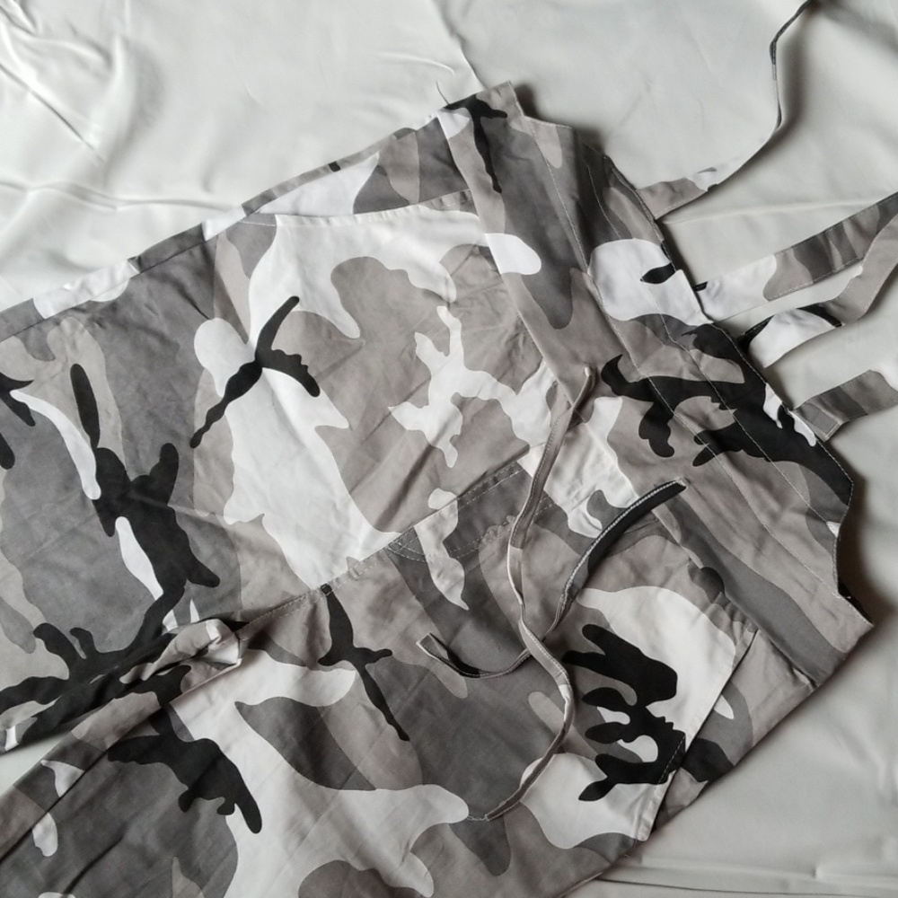 FINAL PRICE DROP** sz M Black camo bib overalls - Picture 6 of 7